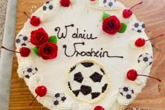 Tradycyjny tort urodzinowy z piłką